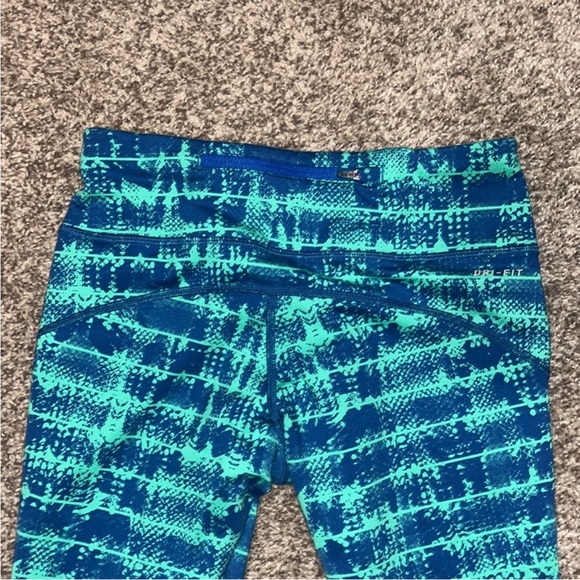Women’s xs crop Nike leggings bright and colorful green and blue like new - Picture 4 of 5